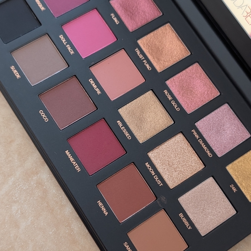 HUDA BEAUTY Rose Gold Palette Remastered - Pink and Gold Hues..New In Box - Picture 3 of 4